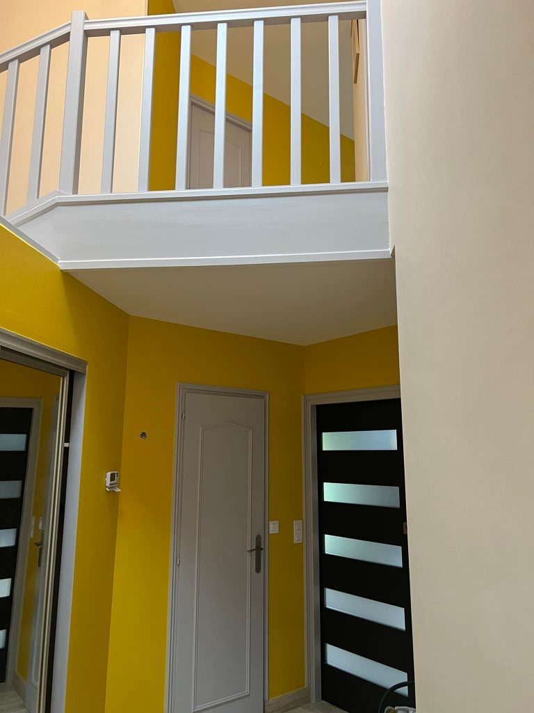 Entrée et mezzanine repeintes en jaune lumineux